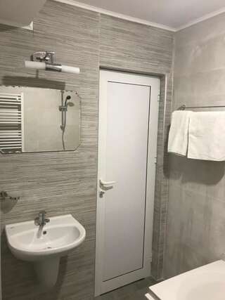 Отель Комплекс Лебанов Yundola Двухместный номер Делюкс с 1 кроватью и ванной-1